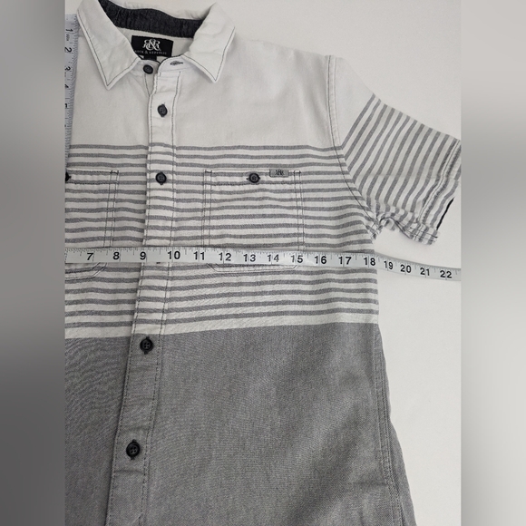 Rock & Republic Short Sleeve Gray Striped Button Down Shirt Men's Size Small - Picture 5 of 7